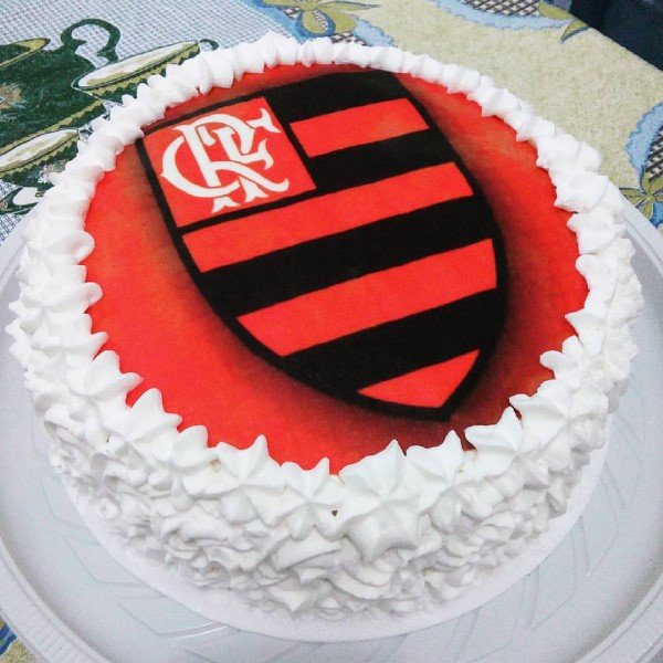 bolo do flamengo com chantilly e papel de arroz