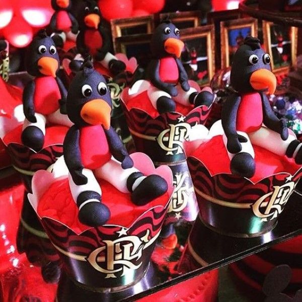 decoração do flamengo com mascote de pasta americana no cupcake