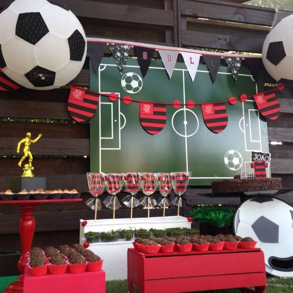 festa flamengo decoração com bolas de futebol