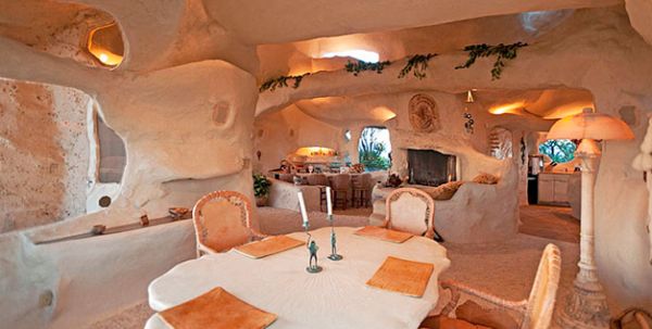 Investir em uma bela decoração inspirada em desenhos animados pode ser mais divertido do que você imagina. Aqui uma sala inspirada na sala dos Flintstones  (Foto: Divulgação) 