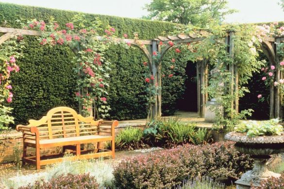 A decoração de muros com plantas além de muito charmosa e propícia para integrar a natureza à sua casa, ainda é a alternativa mais econômica para cobrir o muro (Foto: Divulgação) 