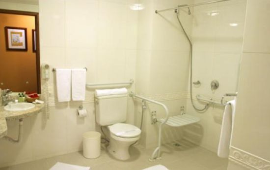 Os projetos de Banheiro para deficientes devem conter medidas e acessórios específicos para eles (Foto: Divulgação)