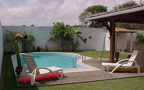 A decoração para área de piscina pequena deve ser ao mesmo tempo funcional e interessante (Foto: Divulgação)