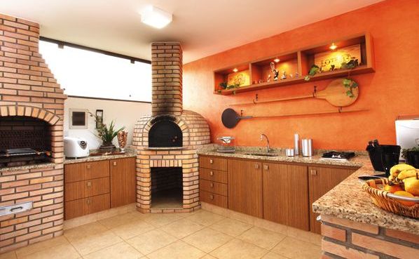 A decoração para área de churrasco na cozinha pode seguir o estilo que você quiser, desde o rústico até o sofisticado (Foto: Divulgação)