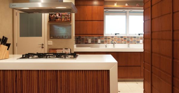 A decoração com bancadas para cozinha americana garante ambiente renovado instantaneamente (Foto: Divulgação)