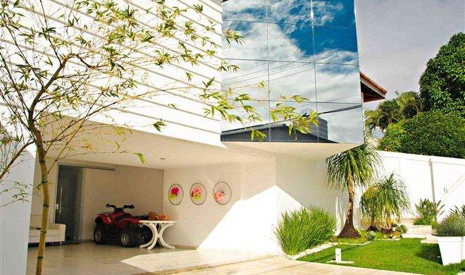 Fachada com Habitat Refletivo Cinza reduziu o calor e ainda deu um charme à essa casa na Bahia 