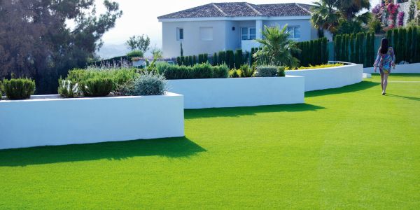 A decoração de jardins com grama sintética é a solução para quem não tem um espaço com condições climáticas favoráveis (Foto: Divulgação)