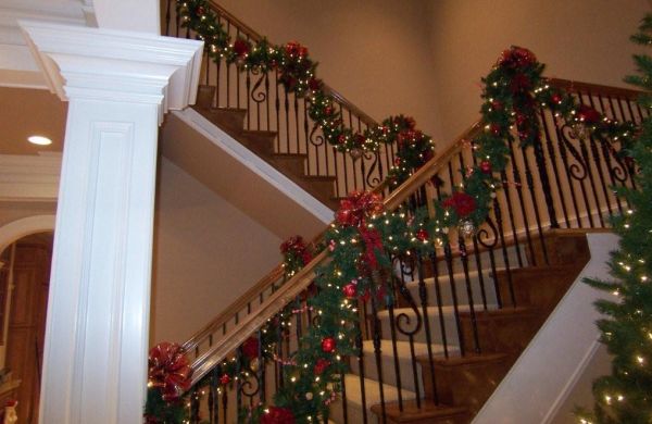 A decoração de Natal para escadas deixará sua casa com clima ainda mais especial (Foto: Divulgação) 