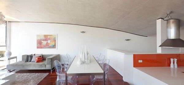 A decoração com móveis transparentes deixa qualquer ambiente muito mais diferenciado (Foto: Divulgação) 