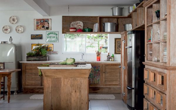 A decoração de cozinhas com madeira de demolição é uma maneira diferente e sustentável de renovar o visual de sua cozinha (Foto: Divulgação)