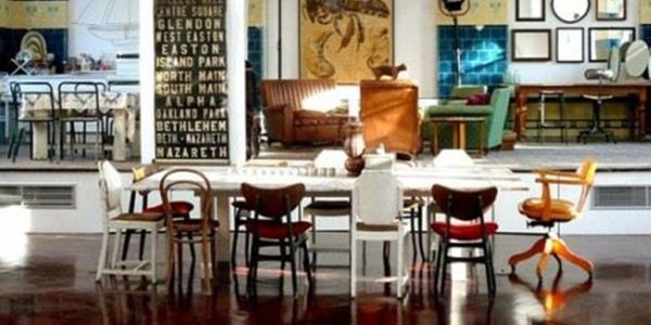 A decoração com cadeiras diferentes na sala de jantar deixará toda a sua casa com fôlego renovado (Foto: Divulgação) 