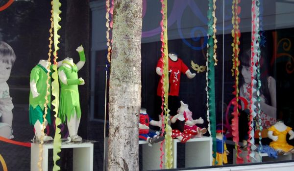 A decoração de carnaval para vitrines é um ótimo investimento para atrair clientes (Foto: Divulgação)