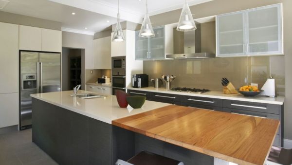 A decoração de cozinhas com vidro splashback é o que há de mais moderno no segmento da decoração atualmente (Foto: Divulgação)