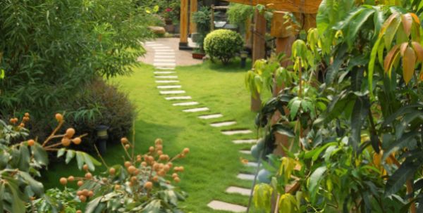 A decoração com caminho de pedra para jardim é uma ótima alternativa para repaginar a parte externa de sua casa (Foto: Divulgação)
