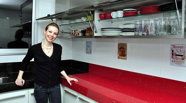 A decoração de cozinhas com móveis suspensos além de bonita é também funcional (Foto: Divulgação)