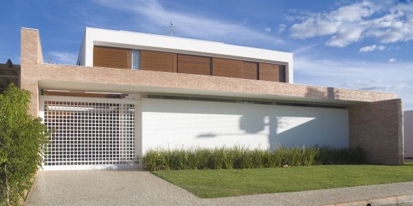 Casa com construção com telhado oculto é o que há de mais moderno na arquitetura atualmente (Foto: Divulgação)