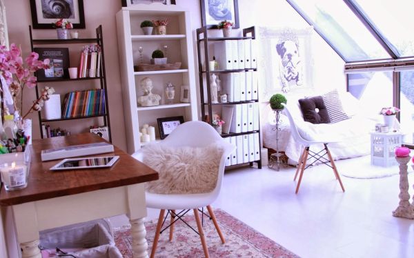 A decoração romântica para home office é ótima opção para suavizar o ambiente e você não se estressar tanto com seu trabalho realizado em casa (Foto: Divulgação)