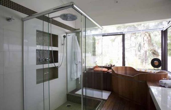 A decoração de banheiros com ofurô é uma ótima alternativa para quem está com o orçamento folgado e quer um espaço em casa para descansar (Foto: Divulgação)