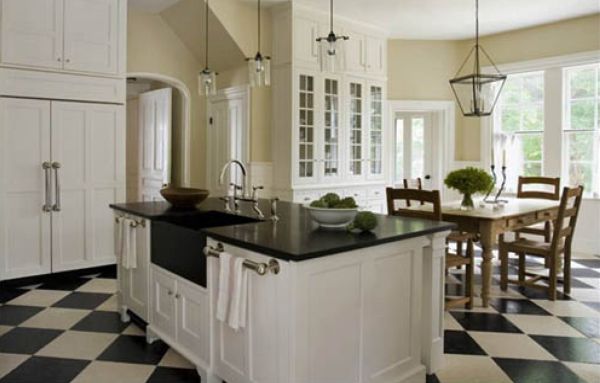 A decoração de cozinha clássica com chão preto e branco é ótima opção para quem busca algo diferenciado para o seu décor (Foto: Divulgação)