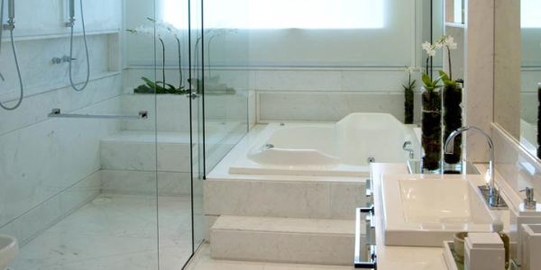 A planta de banheiro com banheira e boxe é uma ótima opção para quem está buscando um ambiente para cuidar do visual e do relaxamento (Foto: Divulgação)