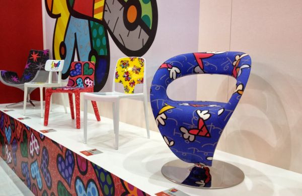 A decoração com móveis do Romero Britto deixa qualquer ambiente com clima muito mais descontraído e divertido (Foto: Divulgação)