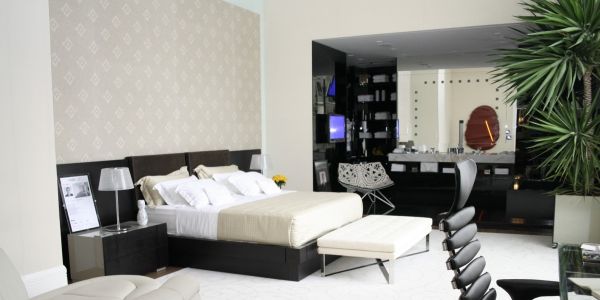 A decoração com preto para quartos também pode ser bem eclética, bastando apenas utilizar os elementos corretos (Foto: Divulgação)