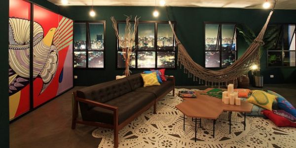 A decoração de sala com rede descanso pode ficar mais interessante do que você imagina (Foto: Divulgação)