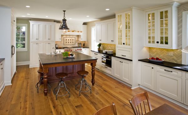 A decoração de cozinha com piso de madeira deve ser escolhida com cuidado (Foto: ranzom.com)             