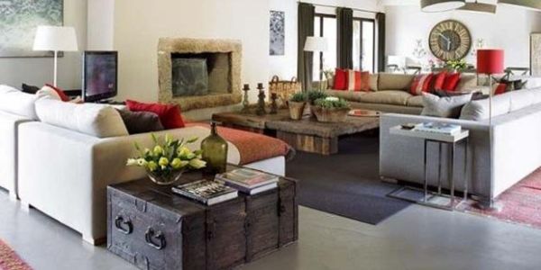Os baús na decoração de ambientes é uma ótima pedida para quem está buscando espaço útil extra para seu cômodo (Foto: lushome.com)  