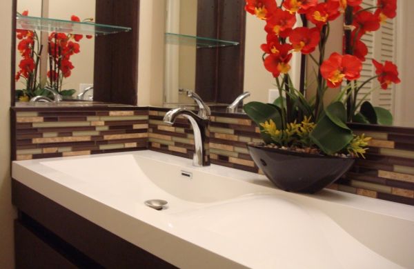 A decoração castanho para banheiros garante fôlego novo para este espaço de seu lar (Foto: claffisica.org)       