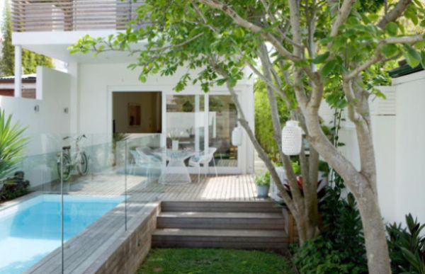 A decoração para quintal pequeno com piscina pode ficar bem interessante (Foto: jeitodecasa.com)      