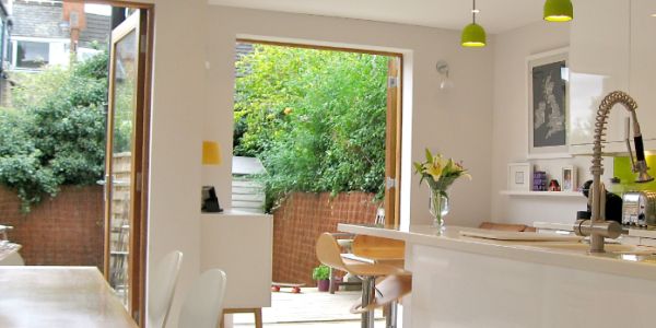 Você pode criar projeto para decorar área dos fundos de sua casa com o estilo que você quiser (Foto: finishingtouchlondon.com)        