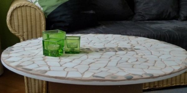 Faça facilmente esta mesa de carretel com mosaico para decorar seus ambientes (Foto: diy-enthusiasts.com) 