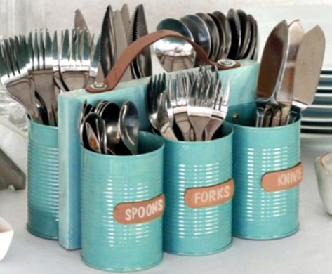 Com este porta-talheres de latas para decorar cozinha seu ambiente ficará como novo (Foto: designanddiymagazine.com) 