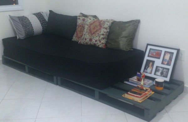 Em época de sustentabilidade nada melhor que investir neste sofá de pallets (Foto: organizesemfrescuras.com) 