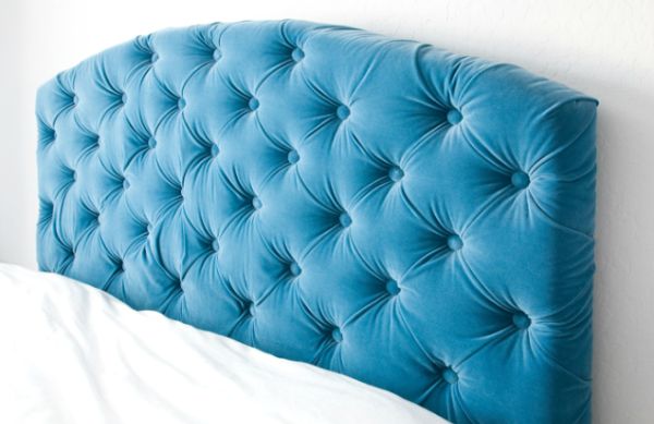 Fazer uma sofisticada cabeceira de cama é mais fácil do que você imagina (Foto: schuelove.com)