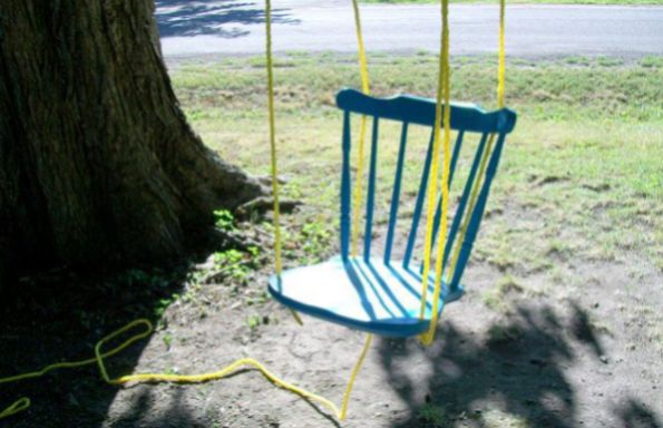 Faça este balanço de cadeira velha para alegrar as suas crianças (Foto: thisdiylife.wordpress.com)