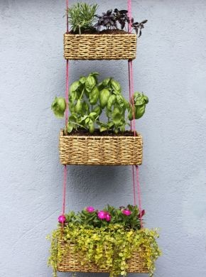Este jardim suspenso com cestas é lindo e fácil de ser feito (Foto: abeautifulmess.com) 