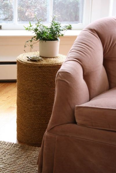 Esta mesa lateral barata é ótima opção de item decorativo (Foto: apartmenttherapy.com) 