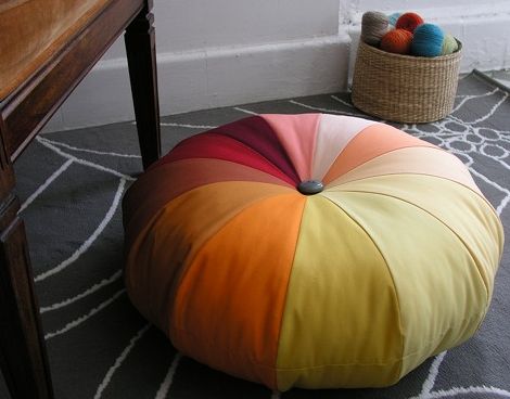 Puff colorido de tecido repagina a maioria das decorações (Foto: designsponge.com) 