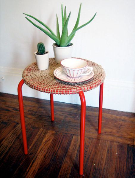 Transformando um banquinho em mesa você economiza, mas repagina o décor (Foto: designsponge.com) 