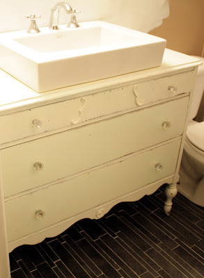 Reaproveitar uma cômoda antiga no banheiro faz você economizar (Foto: thesimplecraftdiaries.blogspot.com.br) 