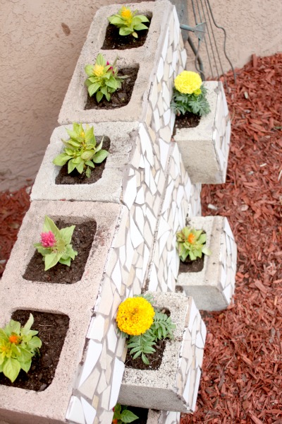 Utilize blocos de concreto na decoração do jardim e renove este espaço (Foto: delicateconstruction.com) 