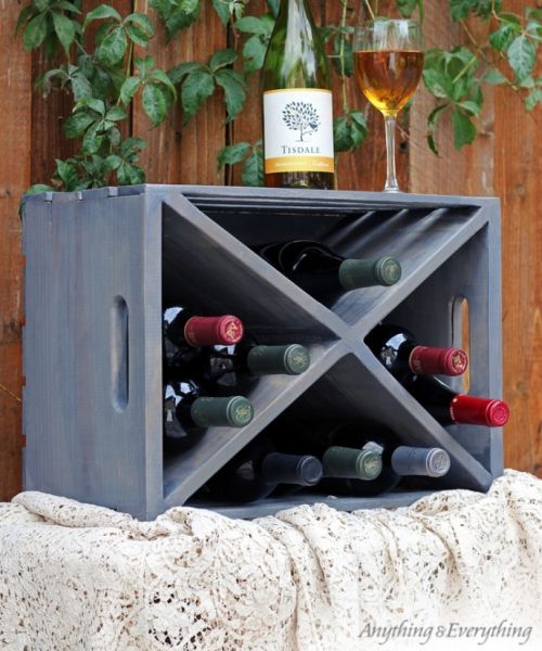 Suporte para vinhos de caixa de madeira é útil e também uma bela peça de decoração (Foto: myanythingandeverything.com) 