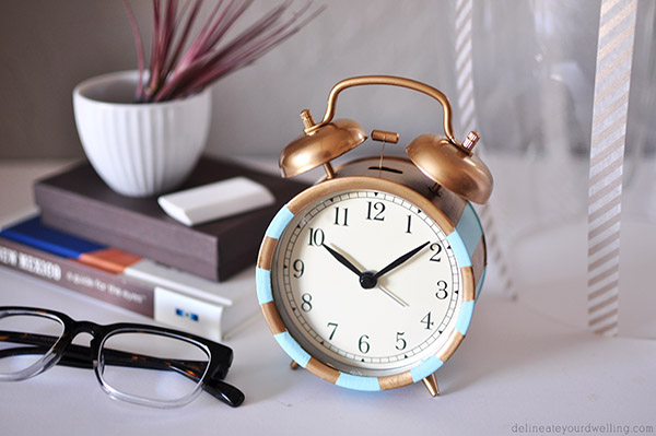 Customizar um relógio antigo, deixando-o mais moderno, é muito fácil (Foto: delineateyourdwelling.com) 