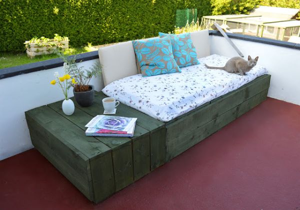 Com esta decoração com pallets você vai relaxar muito mais em seu quintal ou jardim (Foto: lovelygreens.com) 