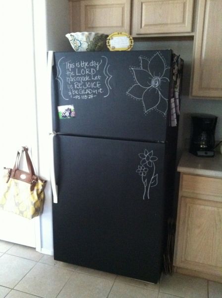 É possível conseguir em casa uma geladeira antiga reformada (Foto: erinlauray.com) 