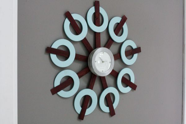 Relógio de parede personalizado é diferente, é lindo e sofisticado e fica bem em qualquer espaço (Foto: modhomeec.com) 