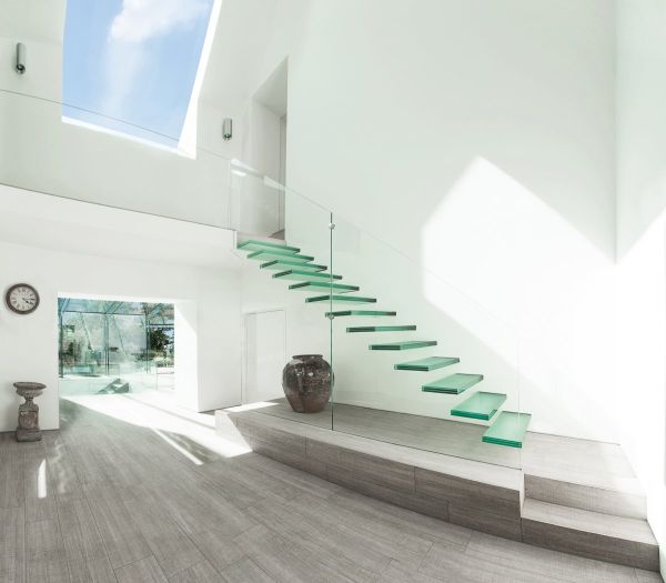 Invista nas ideias de escadas com corrimão de vidro para deixar o seu lar com visual mais sofisticado (Foto: homedit.com) 
