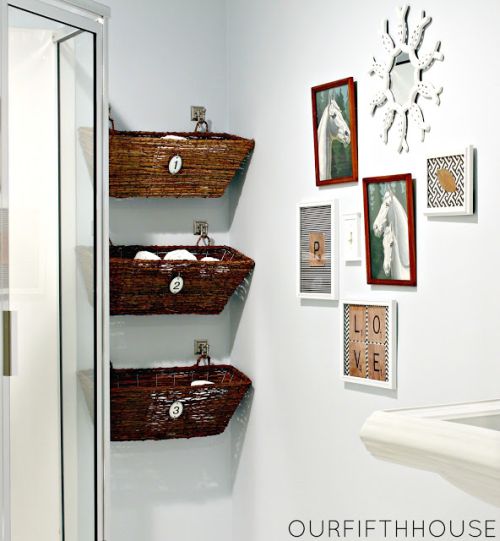 Banheiro decorado com caixas de vime é também funcional (Foto: ourfifthhouse.com)